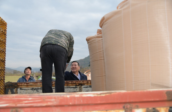 최원철 공주시장이 지난 14일 2023년산 공공비축미 매입 현장을 찾아 농업인과 관계자들을 격려하고 있다. / 공주시청 제공