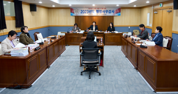 대전 서구의회는 14일 오전 10시부터 경제복지위원회가 2023년도 1일차 행정사무감사를 실시했다고 밝혔다. / 서구의회 제공