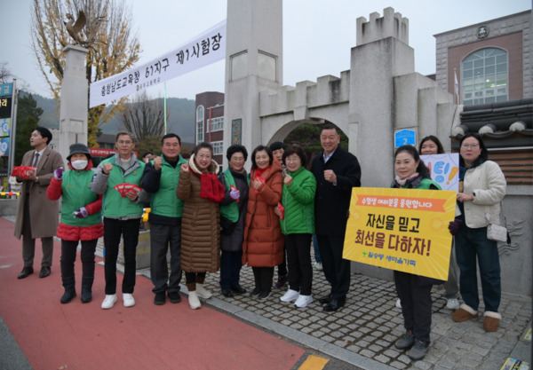 최원철 공주시장은 2024학년도 대학수학능력시험일인 16일 시험장을 방문해 수험생을 격려했다고 밝혔다. / 공주시청 제공