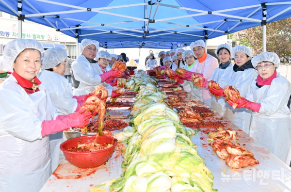 대전 중구 은행선화동은 16일 동행정복지센터에서 사랑의 김장나눔 봉사활동을 가졌다고 밝혔다. (사진=행사 기념 촬영 / 중구 제공)