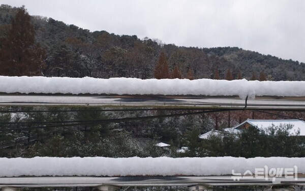 밤사이 대전을 비롯한 충남과 호남, 제주 산지를 중심으로는 많은 눈이 내린 가운데, 대전의 한 주택 옥상 난간에 눈이 소복하게 쌓여 있다.( 2023.11.18 07:00 / 뉴스티앤티)