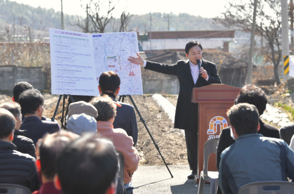 공주시는 20일 원희룡 국토교통부장관이 공주시를 찾아 지역 현안 사업에 대한 의견을 청취한 가운데, 원희룡 장관이 현재 추진 중인 사업에 대해 설명하고 있다. / 공주시청 제공