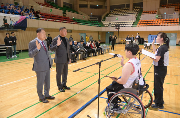 공주시는 지난 17일~18일 이틀간 백제체육관에서 열린 제1회 충남사랑 어울림 농구대회가 성황리에 마무리된 가운데, 최원철 공주시장 등이 선수 대표로부터 선서를 받고 있다. / 공주시청 제공