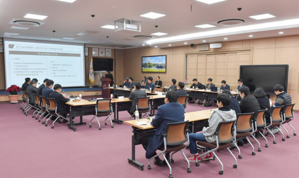 공주시는 지난 21일 시청 대백제실에서 최덕근 시민자치국장을 비롯한 실국장과 배성의 농촌신활력플러스사업 공동추진위원장·지역활동가조직 대표 등 20여 명이 참석한 가운데 '농촌신활력플러스사업 성과보고회'를 개최했다. / 공주시청 제공
