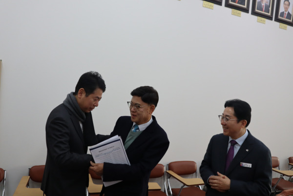 국민의힘 이명수 의원은 23일 박경귀 아산시장과 함께 국회 행정안전위원회를 직접 찾아 경찰병원 예타면제 관련 법안이 원활하게 처리될 수 있도록 소관 국회의원들에게 필요성을 설명하고 요청했다. / 이명수 의원 제공