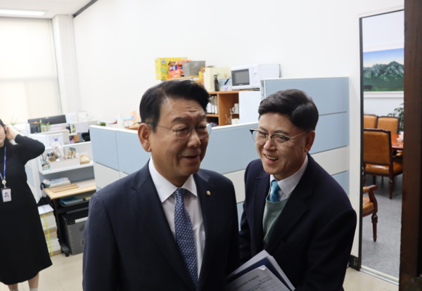 국민의힘 이명수 의원은 23일 박경귀 아산시장과 함께 국회 행정안전위원회를 직접 찾아 경찰병원 예타면제 관련 법안이 원활하게 처리될 수 있도록 소관 국회의원들에게 필요성을 설명하고 요청한 가운데, 이명수 의원이 김교흥 국회 행정안전위원회 위원장에게 경찰병원 예타면제 관련 법안의 원활한 처리를 요청하고 있다. / 이명수 의원 제공