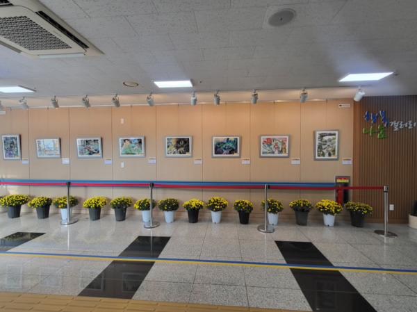 서산문화재단은 23일 충청남도 서산의료원에서 '서산문화재단과 함께하는 행복나눔갤러리 미술품 전시회'를 개최했다고 밝혔다. / 서산문화재단 제공