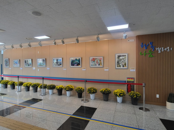 서산문화재단은 23일 충청남도 서산의료원에서 '서산문화재단과 함께하는 행복나눔갤러리 미술품 전시회'를 개최했다고 밝혔다. / 서산문화재단 제공