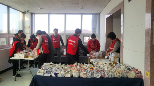 국민의힘 대전시당 누리봉사단은 23일 오전 9시 대덕종합사회복지관에서 11월 정기 봉사활동으로 오찬 배식 및 배달 봉사에 나섰다고 밝혔다. / 국민의힘 대전시당 제공