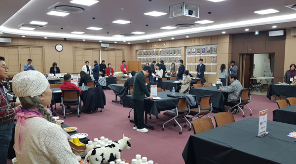 공주시는 23일 지역 대표 특산물인 밤을 활용한 가공품의 판로개척에 총력을 기울이고 있는 가운데, 최근 공주알밤 가공상품 유통전문가를 초청해 품평회와 구매 상담회를 진행했다. / 공주시청 제공