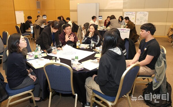 대전시교육청이 24일 대전컨벤션센터(DCC)에서 ‘대전 인성교육 내실화 방안’이라는 주제로 '2023년 제3회 대전교육공감원탁회의'를 개최하고 있다.