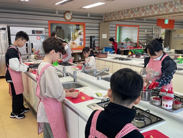 전남교육청 다문화학생 직업체험 프로그램에 참여한 학생들이 요리 체험을 하고 있다./전남도교육청