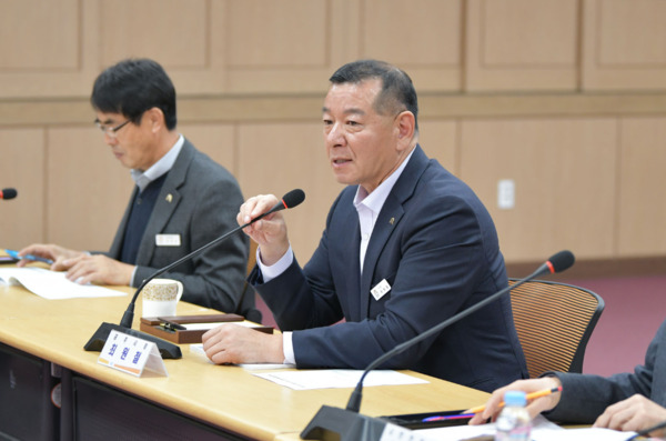 공주시는 지난 23일 시청 대백제실에서 '공주시 지역안전지수 향상 방안 연구용역' 최종보고회를 개최한 가운데, 최원철 시장이 발언을 하고 있다. / 공주시청 제공