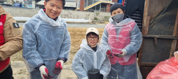 국민의힘 천안을 당원협의회는 지난 26일 천안시 서북구 직산읍 직산안길과 군동2길에 거주하는 지역 주민에게 연탄나눔 활동의 일환으로 사랑의 연탄배달 봉사활동을 전개한 가운데, 이정만 위원장이 봉사활동에 참여한 어린이와 기념촬영을 하고 있다. / 국민의힘 천안을 당원협의회 제공