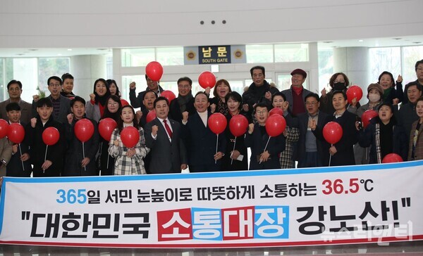 강노산 전 대전 서구의원이 27일 대전시의회 1층 로비에서 내년 총선 서구을 출마 기자회견을 하고 있다.