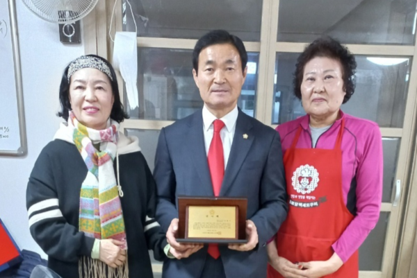 서산시의회는 지난달 30일 국민의힘 안원기 의원이 예천 3통 노인회로부터 감사패를 수상했다고 밝혔다. / 안원기 의원 제공
