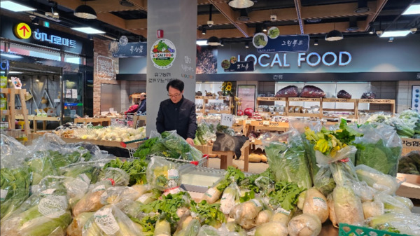 공주시는 지난 1일 김장철을 맞아 농산물 직매장(로컬푸드) 판매 농산물의 안전관리를 위해 김장재료를 수거·검사를 진행했다고 밝혔다. / 공주시청 제공