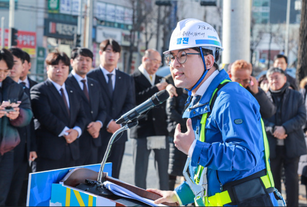 유지곤 부위원장은 지난 3일 오전 11시 도마 변동 주택재개발 현장 거리에서 휴일임에도 많은 지지자들이 모인 가운데 건설현장 책임자를 연상시키는 복장으로 연단에 서 이색 출마 선언을 진행하기도 했다. / 유지곤 부위원장 제공