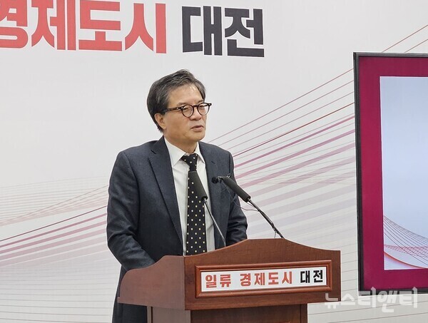 오는 8일 퇴임을 앞둔 이석봉 대전시 경제과학부시장이 내년 총선 유성을 출마를 공식화했다. (사진 이석봉 시 경제과학부시장이 4일 대전시청 브리핑룸에서 기자회견을 통해 내년 총선 출마 의사를 밝히고 있다. / 뉴스티앤티)