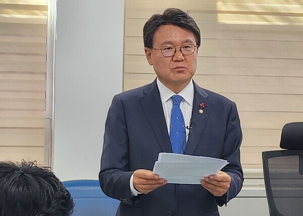 '울산시장 선거 개입' 의혹으로 1심에서 의원직 상실형을 선고받은 더불어민주당 황운하 국회의원이 5일 "항소심에서 반드시 무죄를 입증하겠다"고 강조했다.