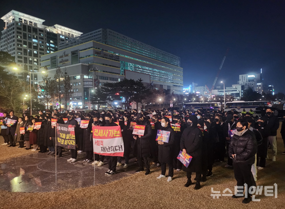 대전시청 남문광장에 피해자들이 집회를 전개하고 있다. 이날 주최측 추산 300여 명의 인파가 운집했다.