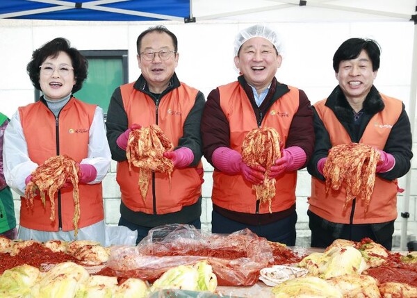 대전 서구 탄방동 복지만두레와 새마을부녀회는 6일 어려운 이웃을 돕기 위한 '사랑의 김장김치 나눔 행사'를 개최했다고 밝혔다. / 대전 서구 제공