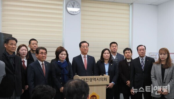 5선 이상민 국회의원의 더불어민주당 탈당 여파가 지역 정치권에 이어지고 있다. (사진=더불어민주당 대전 유성을 시·구의원들과 지역위원회 운영위원 등 19명이 6일 대전시의회 기자실에서 기자회견을 열고 이상민 의원을 따라 동반 탈당을 결정했다고 밝혔다. / 뉴스티앤티)