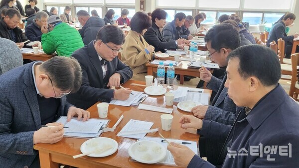 천안시농업기술센터는 8일 천안흥타령쌀 대체품종 선발을 위해 식미평가회를 실시했다.