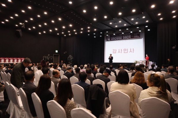 국민의힘 이명수 의원은 지난 10일 아산 모나밸리 더골드컴플렉스홀에서 개최한 열두 번째 에세이집 「'신아산경제권' 미래전략 출판기념회」가 대성황을 이루었다고 밝혔다. 사진은 이명수 의원이 감사 인사를 하고 있는 모습 / 이명수 의원 제공