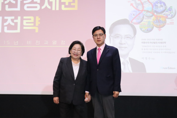국민의힘 이명수 의원은 지난 10일 아산 모나밸리 더골드컴플렉스홀에서 개최한 열두 번째 에세이집 「'신아산경제권' 미래전략 출판기념회」가 대성황을 이루었다고 밝혔다. 사진은 이명수 의원이 18대와 19대 의정활동을 함께 한 '대한민국만세' 삼둥이 할머니 김을동 전 의원과 기념촬영을 하고 있는 모습 / 이명수 의원 제공