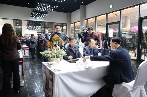 국민의힘 이명수 의원은 지난 10일 아산 모나밸리 더골드컴플렉스홀에서 개최한 열두 번째 에세이집 「'신아산경제권' 미래전략 출판기념회」가 대성황을 이루었다고 밝혔다. 사진은 이명수 의원이 참석자들에게 친필 서명을 해주고 있는 모습 / 이명수 의원 제공