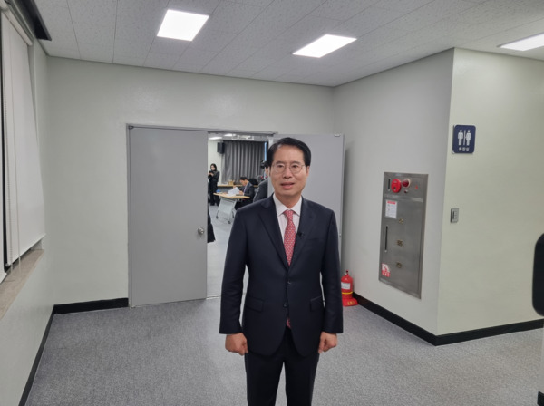 양홍규 국민의힘 대전 서구을 당협위원장이 내년 22대 총선 예비후보 등록 첫날인 12일 오전 9시 대전광역시 서구선거관리위원회를 찾아 첫 번째로 예비후보 등록을 마친 후 기자들의 질문에 답하고 있다. / ⓒ 뉴스티앤티