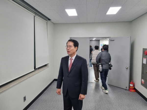  대전광역시 서구선거관리위원회를 찾아 첫 번째로 예비후보 등록을 마친 후 기자들의 질문에 답하고 있는 양홍규 국민의힘 대전 서구을 당협위원장 / ⓒ 뉴스티앤티