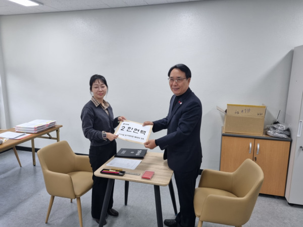 한현택 전 대전 동구청장이 내년 22대 총선 예비후보 등록 첫날인 12일 오전 9시 30분 대전광역시 동구선거관리위원회를 찾아 첫 번째로 예비후보 등록서류를 제출하고 있다. / ⓒ 뉴스티앤티