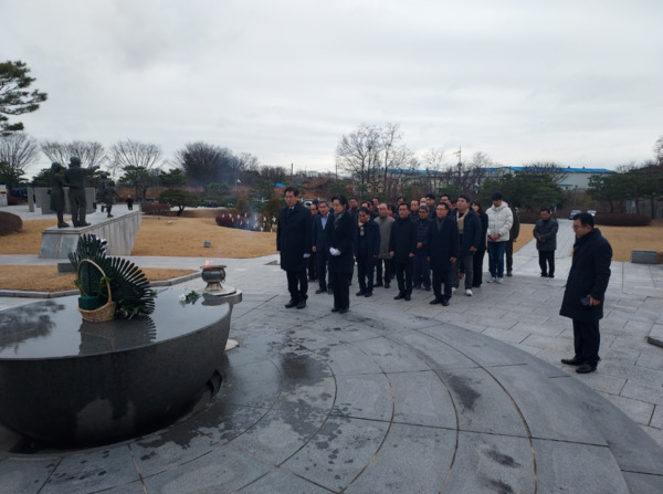 정용선 국민의힘 당진시 당협위원장이 12일 내년 22대 총선 출마를 공식 선언하고 본격적인 선거운동에 돌입한 가운데, 지지자들과 송악면 나라사랑공원에 위치한 현충탑을 참배하고 있다. / 정용선 위원장 제공