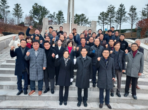 정용선 국민의힘 당진시 당협위원장이 12일 내년 22대 총선 출마를 공식 선언하고 본격적인 선거운동에 돌입한 가운데, 지지자들과 송악면 나라사랑공원에 위치한 현충탑 참배를 마친 후 화이팅을 외치고 있다. / 정용선 위원장 제공