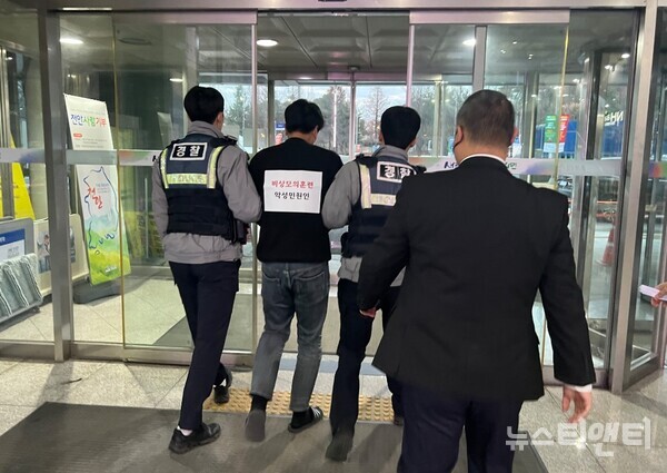 천안시가 13일 시청 종합민원실에서 ‘특이민원 비상상황 대비 경찰합동 모의훈련’을 실시하고 있다.