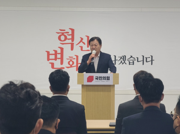 이은권 국민의힘 대전시당위원장은 19일 대전 중구 선거관리위원회를 찾아 대전 중구 선거구 국민의힘 국회의원 예비후보로 등록하고 본격적인 선거체제에 돌입했다고 밝혔다. / 뉴스티앤티 DB