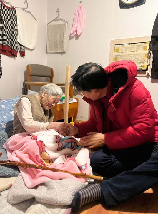 국민의힘 아산을 당원협의회는 지난 20일 전만권 위원장을 비롯한 당원 및 봉사자 40여 명과 아산 인주면 공세리 일원에서 연탄나눔 봉사활동을 추진해 지역주민들에게 큰 호응을 얻었다고 밝혔다. 사진은 공세리 거주 103세의 연윤예 씨의 손을 꼭 잡고 인사하는 전만권 위원장 / 국민의힘 아산을 당원협의회 제공