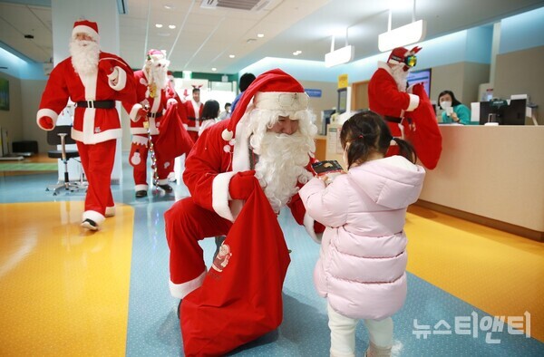 건양대병원이 23일 오전 크리스마스를 맞아 소아병동 입원환아들과 외래진료 환아들을 위한 산타클로스 위문행사를 진행하고 있다.
