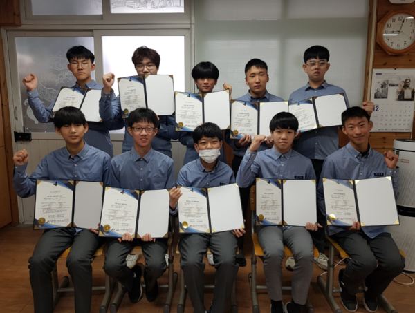 충북고등학교는 25일 통합교육지원반 학생 전원이 바리스타 자격증을 취득했다고 밝혔다. / 충북교육청 제공