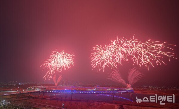 2023년 12월 31일 세종시 이응다리 남측광장 일원에서 '새해맞이 카운트다운 불꾳쇼’가 열린 가운데, 화려한 불꽃이 하늘을 수 놓고 있다.