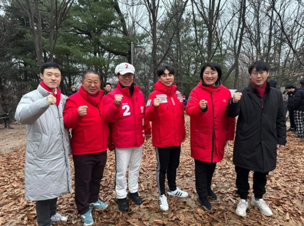 국민의힘 대전 서구을 당원협의회(위원장 양홍는 1일 오전 7시 남선공원에서 2024년 갑진년 새해 첫날 해맞이 행사를 진행한 가운데, 양홍규 위원장이 시·구의원들과 기념촬영을 하고 있다(이중호·이한영 대전시의원, 양홍규 위원장, 설재영·정인화·홍성영 서구의원). / 국민의힘 대전 서구을 당협위원회 제공