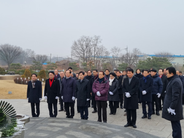 국민의힘 당진시 당원협의회는 2일 주요 당직자 및 정용선 예비후보 선거대책위원회 위원들과 함께 나라사랑공원 현충탑을 참배하고, 22대 총선 필승 의지를 다졌다고 밝혔다. / 정용선 예비후보 제공