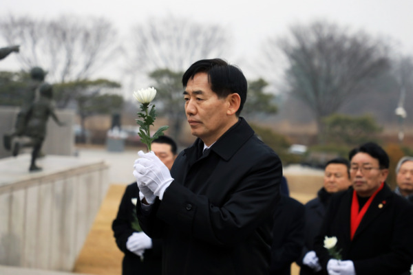 국민의힘 당진시 당원협의회는 2일 주요 당직자 및 정용선 예비후보 선거대책위원회 위원들과 함께 나라사랑공원 현충탑을 참배하고, 22대 총선 필승 의지를 다진 가운데, 정용선 예비후보가 헌화를 하고 있다. / 정용선 예비후보 제공