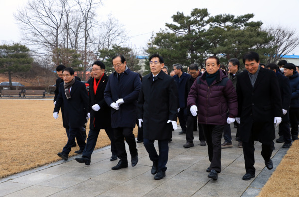국민의힘 당진시 당원협의회는 2일 주요 당직자 및 정용선 예비후보 선거대책위원회 위원들과 함께 나라사랑공원 현충탑을 참배하고, 22대 총선 필승 의지를 다졌다고 밝혔다. / 정용선 예비후보 제공
