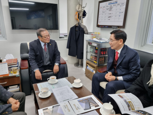 정용선 국민의힘 당진시 국회의원 예비후보는 현충탑 참배 이후 대한노인회 당진시지회를 방문하여 이영문 지회장에게 새해 인사를 드린 후 환담을 나누고 있다. / 정용선 예비후보 제공