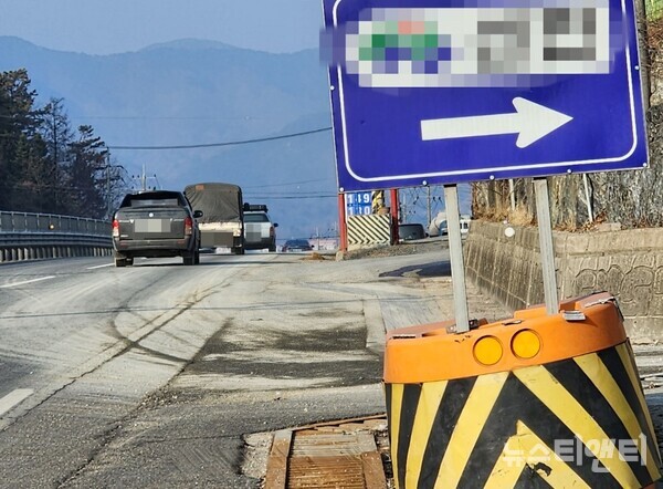 대전-금산 간 37번 국도의 한 레미콘 공장 진입로. 레미콘 차량들이 시멘트 가루를 바퀴에 묻힌 채 운행해 진입로가 시멘트 가로로 범벅이 되어 있다. / 뉴스티앤티