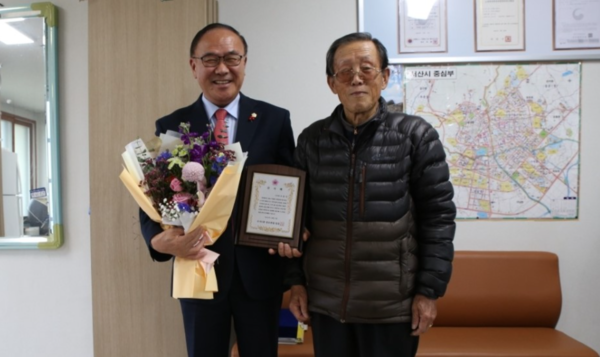 서산시의회는 2일 국민의힘 조동식 의원이 수석2통 경로회로부터 감사패를 수상했다고 밝혔다. / 조동식 의원 제공