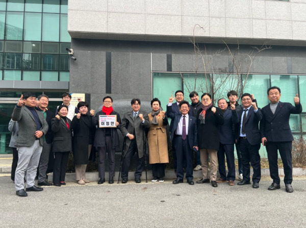 이정만 국민의힘 천안을 당협위원장은 지난 2일 천안시 서북구 선거관리위원회를 방문해 22대 총선 천안을 예비후보 등록을 마친 가운데, 이정만 위원장이 예비후보 등록에 함께 한 지지자들과 기념촬영을 하고 있다. / 이정만 위원장 제공